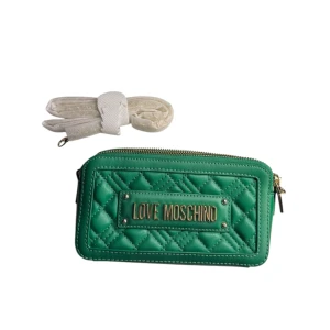 Grön quiltad clutch/väska från Love Moschino - Snygg grön quiltad väska från Love Moschino med dragkedja och plats för kort. Den har en elegant design med guldiga detaljer och en praktisk insida för enkel organisering. Måtten är bredd: 20cm, höjd: 10 cm, djup:5 cm💚