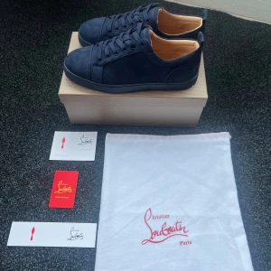 Christian Louboutin - Tjena! Säljer mina snygga mörkblå Christian Louboutin med den ikoniska röda sulan. Perfekta nu till våren/sommaren 😍 Skicket är som nytt, endast testade. Hör gärna av er! Priset är inte fast! 