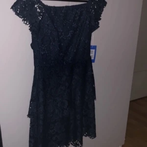 Mörkblå spetsklänning - Säljer denna mörkblå spetsklänningen, aldrig använt. 