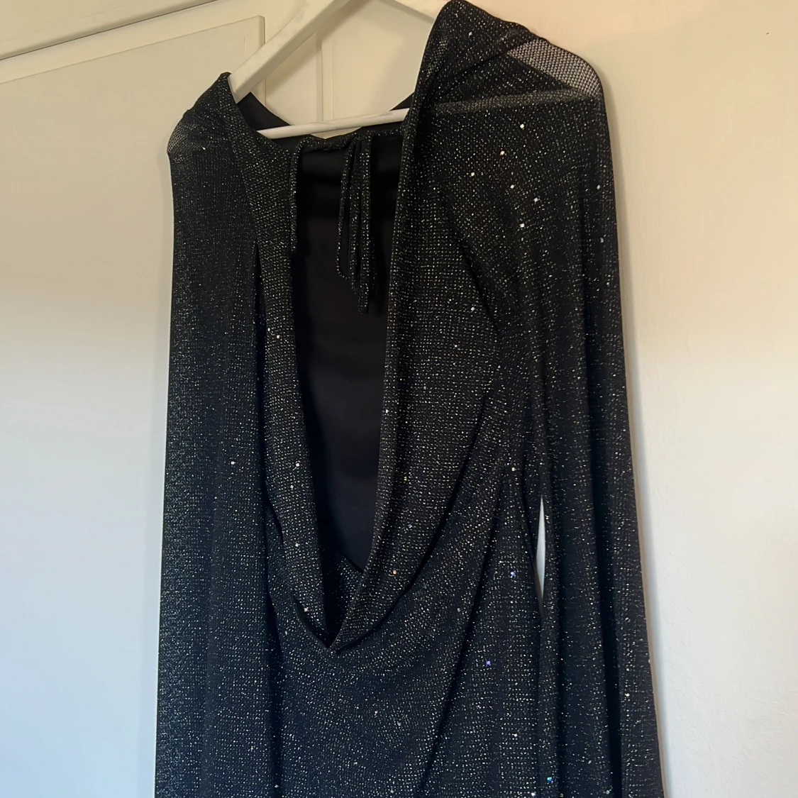 Svart glittrig klänning - 3