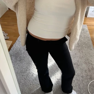 Lågmidjad kostymbyxa  - väldigt fina lågmidjade kostymbyxor, ser nya ut, därav väldigt fint skick.💓