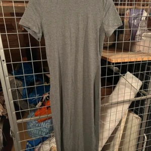 Grå klänning från Shein - Säljer en enkel och stilren grå klänning från Shein. 