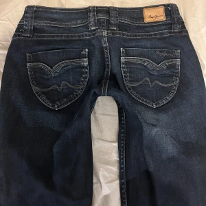 Vintage pepe jeans - Vintage low waist flare pepe jeans. Jättebra skick, lite långa på mig som är 159 cm. Står waist 28 men skulle senare säga 26/27. Midja 37cm, grenmått 17cm, innerbenslängd 83cm, benöppning 20cm