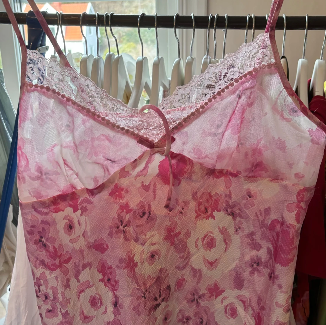 Rosa blommig klänning med spetsdetaljer - 1