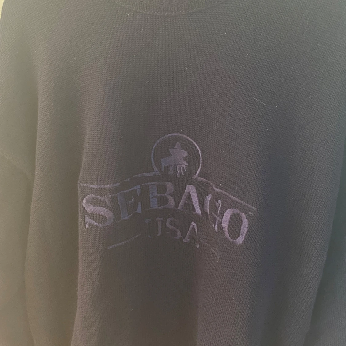 Vindtät, Marinblå stickad tröja från Sebago