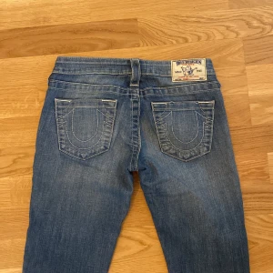Blå jeans från True Religion - Jeans från true religion!!