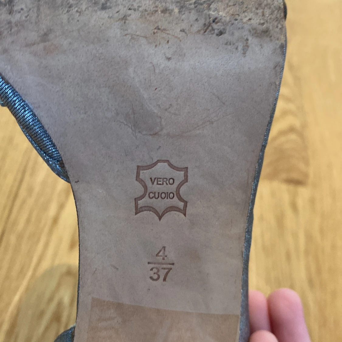 Silvriga pumps med kristaller - 2