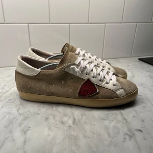 Philippe model skor - Nypris: 4499 kr. 7/10 skick, se sista bild. Annars inga defekter eller skador. Inga tillbehör medföljer.