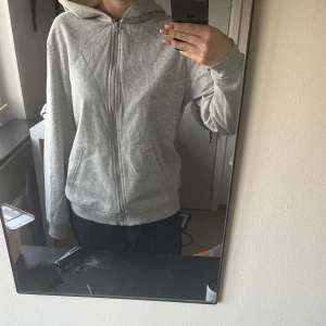 Grå hoodie med dragkedja - En grå hoddie med dragkedja. Storleken är 158-164 men kan oxå visas som xs -xxs💕