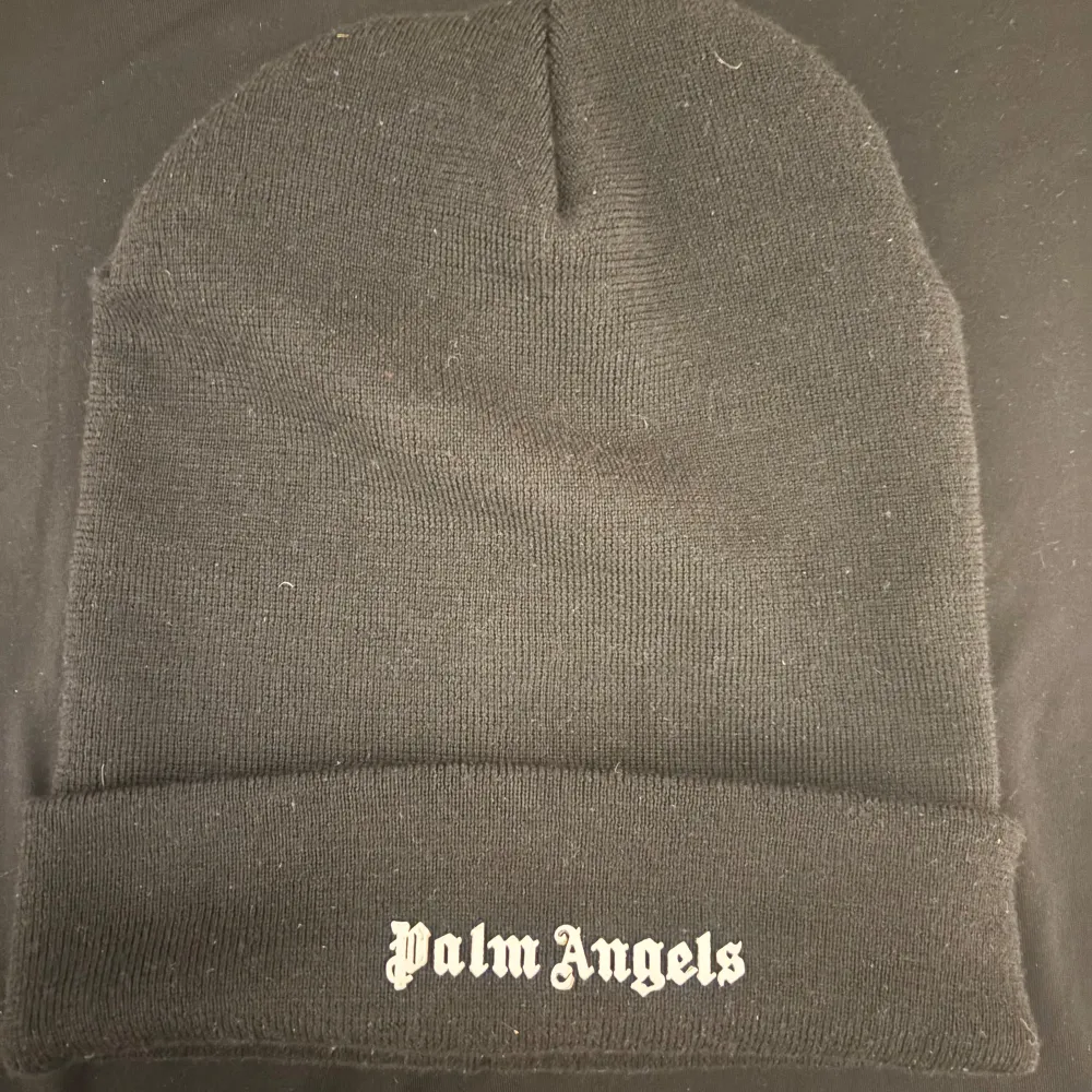Äkta Palm angels mössa, är i mycket bra skick nästan ny skick det är inget fel med mössan. Bara havt på mig cirka 3/4 gånger eftersom jag passa inte så bra i mössan och aldrig använder den. . Asusteet.