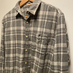 Grå och vit rutig skjorta från Jack & Jones - Säljer en grå och vit rutig skjorta från Jack & Jones. Den är bra skick, lite urtvättad men de bidrar mer till dess vintage look imo. 