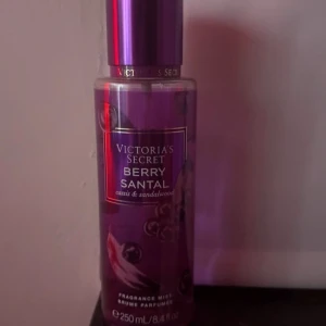 Berry Santal Fragrance Mist från Victoria's Secret - Victoria secret ljuvlig doft av saftiga svarta vinbär, nästan helt oanvänd och luktar jättegott!! Säljer pågrund av att ja har 2 redan och använder inte jätte ofta. Pris kan diskuteras 