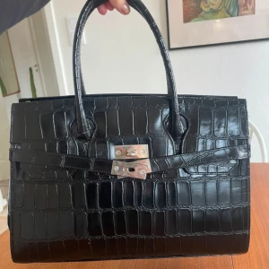 Vintage Mulberry ”Birkin” - Jätte fin vintage väska från mulberry, ingen aning om den är äkta tyvärr då jag ärvt den, har ej hittat några serie nummer. Vet ej vilket år den är ifrån 100% mycket stadig och välgjord! Allt enligt bilder ovan. Finns någon mindre fläck på insidan av väskan. Skicka gärna eget prisförslag som du tycker är rimligt! Mått: 36x27x11,5 Skriv för frågor 😊