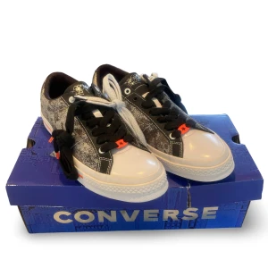 Sad Boys x Converse 2019 - Yung Lean and Bladee’s shoe collab with Converse. • Size 43 EUR, Limited Edition, Bought on Release, Never worn, No damage, Receipt + Order Confirmation.  (Price on StockX in the same condition is 4000kr) 
