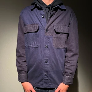 Zara overshirt  - |Tja, säljer snygg marinblå/svart zara overshirt.| Skick 9/10. Storlek M, jag är 185cm väger 68kg och är lite för stor.| Nypris runt 800kr, mitt pris 400kr.| Tjockare matrial.| kontakta för mer information!|