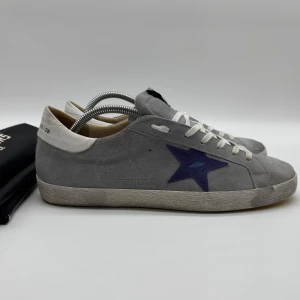 GOLDEN GOOSE SUPERSTAR - Golden Goose Superstar - Skick: 10/10 - Tillbehör: Dustbag - Storlek 43 sitter som 44 - Nypris: runt 6000kr - deluxecloset