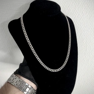 Pansarlänk Halsband Äkta 925 Silver - Pansarlänk i äkta 925 silver. Längd 46cm och bredd 5mm. Väger 27.7g. Sämplad och klar!