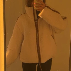 Jacka - Teddyjacka ifrån hm. Köpt för 699 tror jag