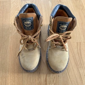Docker’s boots - Dockers i vattenresistant oljebehandlat läder. Riktigt bra skor som inte används längre! Lite smutsiga på sidan(se bilder). Handgjroda!