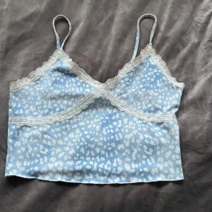 Blå leopardmönstrad linnetopp med spetsdetaljer - Säljer denna söta blåa linnetoppen i storlek M😋
