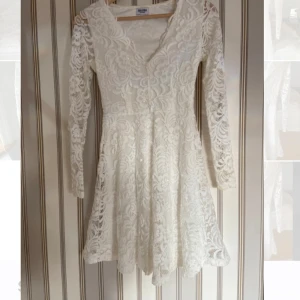 Vit klänning - Säljer nu denna fina klänning köpt från bubbleroom, den är i toppskick💕köpt för 699kr 