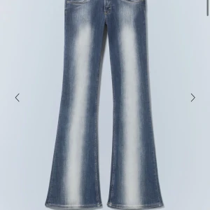Blå bootcut jeans - Snygga blå bootcut jeans med en lätt tvättad look. Säljer för att jag  ångra mig och vill köpa i en längre storlek!! Andvända ett fåtal gånger❣️  INGA slitningar eller nåt,jätte bra sick!! Det är bara att skicka vid frågor❣️