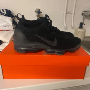 Svarta Nike Vapormax sneakers - Nike vapormax , använda kanske 10 ggr max, skick 9,5/10 har kvitto och box, strl 40,5 nypris 2600