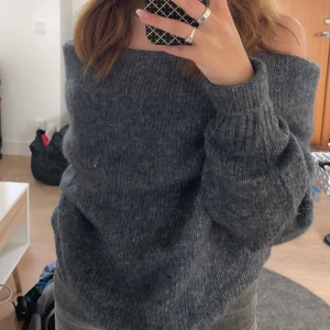 Grå offshoulder stickad tröja - Säljer en mysig grå stickad tröja med offshoulder-design. 