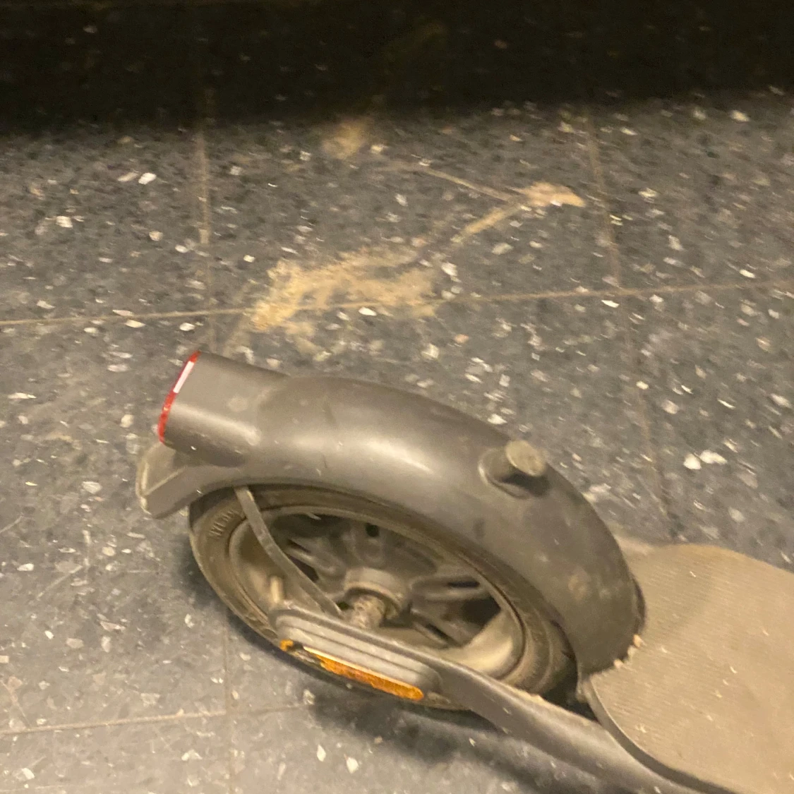 Grå elscooter med röd kabel åker i 60km ifall man trimmar  - 3