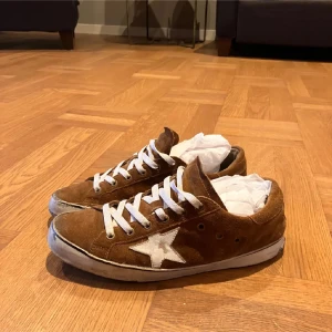 Golden goose skor bruna  - Säljer ett par golden goose köpta här på Plick. Skicket är inte jätte bra. Original sulorna är utbytta och inget jag har kvar men de är dem för att dessa som är i nu är skönare. Storlek 42 men passar 43. OBS (vet ej om dem är riktiga)