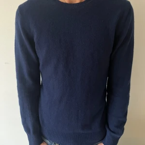 Kashmir Tröja J.Lindeberg - Snygg och stilren blå kashmir tröja från J.Lindeberg | Nästintill nyskick 9,5/10 | Storlek M men passar även S | nypris - 2500kr mitt pris 599kr |  Modellen på bilden är 180. Bättre pris vid snabb affär🙌🏽