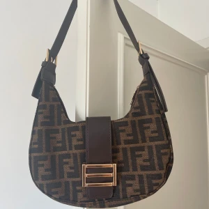 Brun axelväska  - Köpt i nån mindre butik i Frankrike men använder aldrig så är som ny! Justerbar axelrem 🫱🏼‍🫲🏽