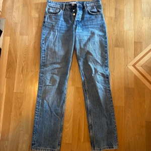 Zara jeans 36 - Blå Zara jeans storlek 36. Fint skick. Straight leg, Mid Rise.