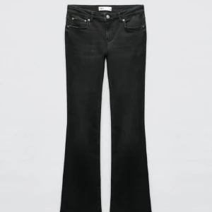 Svarta bootcut jeans från Zara - Snygga svarta bootcut jeans från Zara med klassisk femficksdesign och knappgylf. Perfekta för en stilren look och passar till många olika outfits.