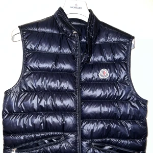 Moncler - väst - Moncler - väst strl 1 (S) Använd, cond 9/10 Nypris 9.199:- Mitt pris 3.500:-  