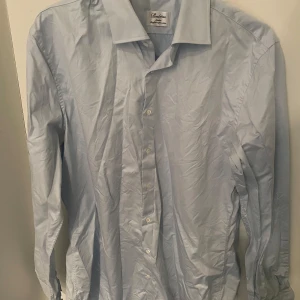 Ljusblå skjorta från Stenströms - Stenströms skjorta i storlek 17 43 men passar som L. Inga defekter på tröjan hör av dig vid eventuella frågor