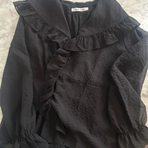 Underbar blus från Samsoe Samsoe  - Svart, volangblus från Samsoe Samsoe. Köpt i Köpenhamn i somras för 800kr. Passar till allt!!! Så skön och snygga detaljer. Skriv för fler bilder;) Knappt använd! 