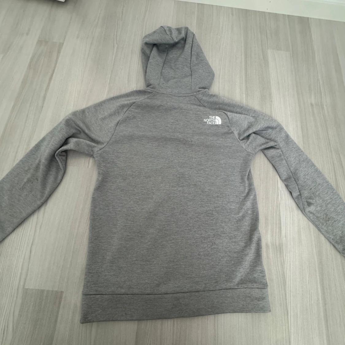 Grå/svarthoodie från The North Face - 2