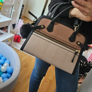 Beige och brun handväska med dragkedja - Sparsamt använd så den är i väldigt fint skick