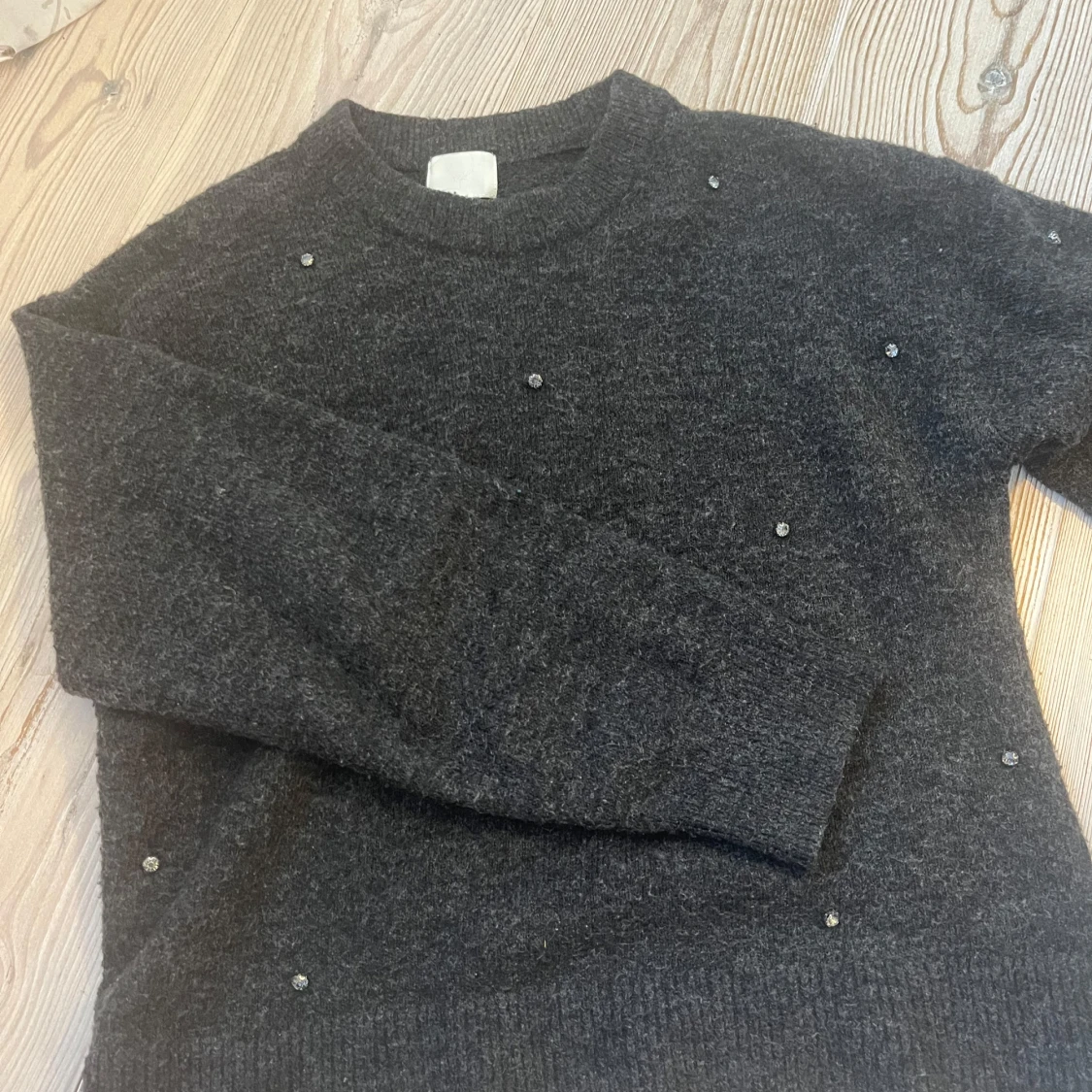 Mörkgrå tröja med pärlor från H&M - 3