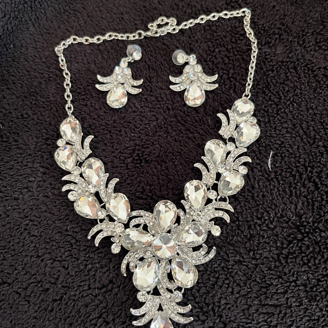 Glittrigt halsband och örhängen i silver - 1