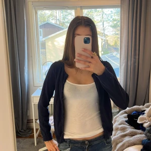 Söt mörkblå kofta  - Säljer en jätte fin mörkblå kofta som är i bra skick. Har två små fickor framtill. Tryck gärna på köp nu