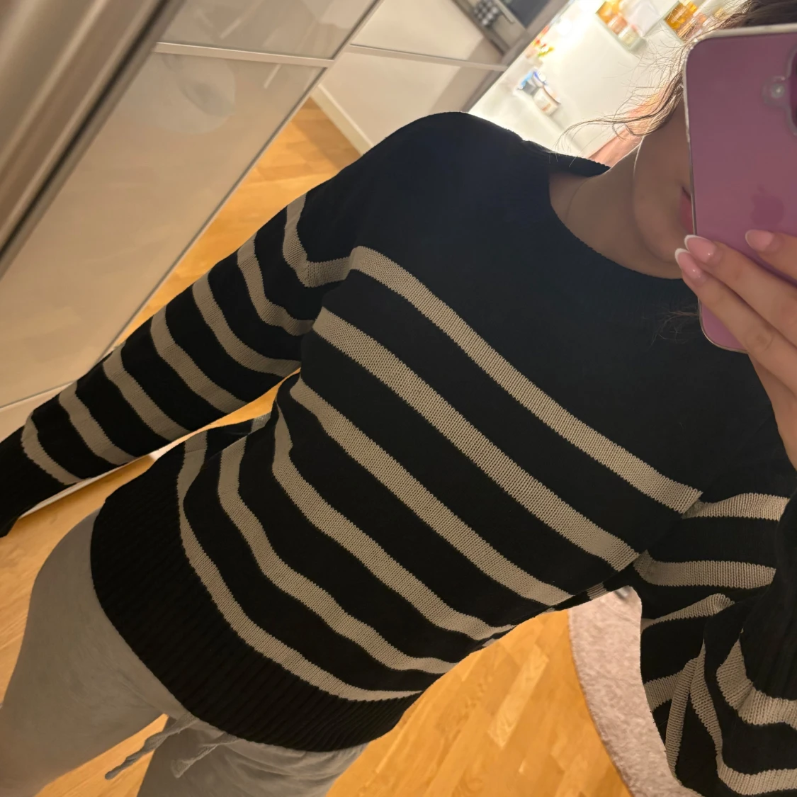 Svart och vit randig tröja - 1