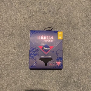 Mens Trosa, (Intima Wear) - Finns fler en bara en—> Upp mot 40 stycken. Original pris: 309kr. Oöppnade och oanvända mens trosor från Libresse. Dem är sköna att bära och du behöver aldrig oroa dig för att blöda igenom någonsin igen. Stretchiga, sköna och bekväma! Enkla att använda och tvätta. Hipster. 