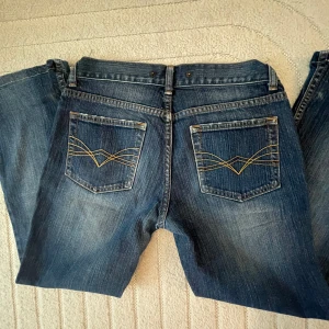 flare jeans med fin detalj bak - flare jeans med snygg bakficka från Eve Denim, märke från 2000 talet
