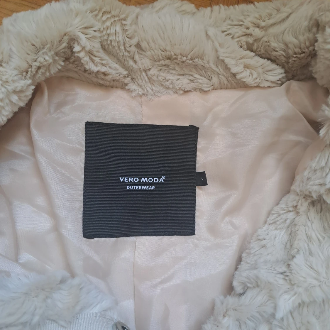 Beige pälsjacka från Vero Moda - 2