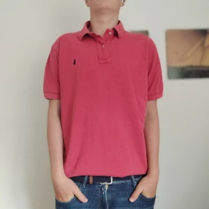 Ralph Lauren piké  - Röd Ralph Lauren piké i väldigt bra skick storlek L. Kolla profilen för mer Ralph Lauren kläder 