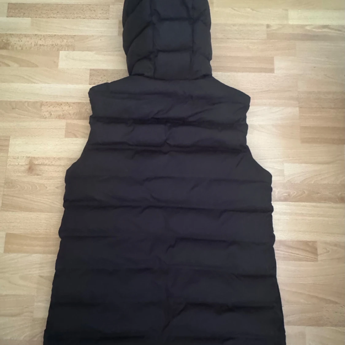 Svart dunväst med huva från Zara - 2