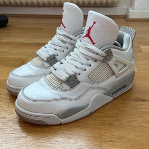 Air Jordan 4 White Oreo  - Säljer ett par Nike Air Jordan 4 White Oreo i män storlek 43. Skorna är använda men i väldigt bra skick och jätte bekväma att gå i. Priset kan diskuteras! 