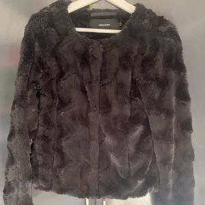 Svart pälsjacka från Vero Moda - Mysig svart pälsjacka från Vero Moda i storlek M. Jackan har en fluffig och mjuk känsla, rund halsringning och långa ärmar. Perfekt för dig som vill ha en stilren look med lite extra edge. Skriv för mer bilder eller frågor💕